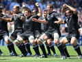 試合前に伝統の「ハカ（%%Haka%%）」を踊るオールブラックスの選手たち。(c)AFP/WILLIAM WEST
