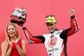 世界ロードレース選手権第8戦オランダGP、Moto2クラス決勝。表彰式で優勝を喜ぶ出光ホンダの中上貴晶（2016年6月26日撮影）。(c)AFP/ANP/Bas Czerwinski