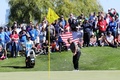 米国選抜と世界選抜による男子ゴルフの対抗戦、第12回プレジデンツ・カップ最終日。3番ホールでアプローチショットを打つ世界選抜の松山英樹（2017年10月1日撮影）。(c)AFP/Getty Images/Sam Greenwood