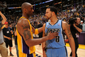 08-09NBA西カンファレンスプレーオフ1回戦、ロサンゼルス・レイカーズ（%%Los Angeles Lakers%%）対ユタ・ジャズ（%%Utah Jazz%%）第5戦。試合はレイカーズが107-96で勝利し、通算戦績を4勝1敗として同準決勝に進んだ。レイカーズは、コービー・ブライアント（%%Kobe Bryant%%）が両チーム最多の31得点を奪って勝利し、5戦目でジャズとのプレーオフ1回戦を制した。写真は試合後にジャズのデロン・ウィリアムス（%%Deron Williams%%）と言葉を交わすレイカーズのコービー・ブライアント（左）。（2009年4月27日撮影）(c)AFP/Getty Images/NBAE/Andrew D. Bernstein