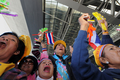 タイのタクシン元首相派が率いる政権の退陣を求めて占拠しているバンコク（スワンナプーム）国際空港（Suvarnabhumi Airport）で、与党解党を命じる憲法裁命令に歓喜する反タクシン元首相派の支持者たち（2008年12月2日撮影）。(c)AFP/Saeed KHAN