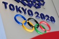 都内にある東京五輪のロゴ（2020年3月15日撮影）。(c)CHARLY TRIBALLEAU / AFP