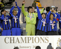サッカー第88回天皇杯（%%The 88th Emperor&apos;s Cup%%）決勝、ガンバ大阪（%%Gamba Osaka%%）対柏レイソル（%%Kashiwa Reysol%%）。試合は延長後半11分に途中出場の播戸竜二（%%Ryuji Bando%%）が決勝点を挙げたガンバ大阪が1-0で競り勝ち優勝した。この結果、2008年にAFCチャンピオンズリーグ（%%AFC Champions League 2008%%）を制したガンバ大阪は、09年の同大会への出場権を獲得した。写真は表彰式で天皇杯を掲げるガンバ大阪の山口智（%%Satoshi Yamaguchi%%、右）。（2009年1月1日撮影）(c)AFP/TOSHIFUMI KITAMURA
