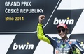世界ロードレース選手権（WGP 2014）第11戦チェコGP、MotoGPクラス決勝の表彰式に臨むモビスター・ヤマハ（Movistar Yamaha）のバレンティーノ・ロッシ（Valentino Rossi、2014年8月17日撮影）。(c)AFP/MICHAL CIZEK