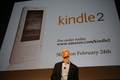 米ニューヨークで、電子書籍用端末｢キンドル（Kindle）｣に音声朗読機能を付加した新モデル｢キンドル2（Kindle 2）｣の発表会見を行う米インターネット小売り大手アマゾン・ドットコム（Amazon.com）のジェフ・ベゾス（Jeff Bezos）CEO（2009年2月9日撮影）。(c)AFP/Emmanuel Dunand
