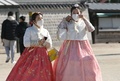 韓国の首都ソウルで、マスクと韓服姿で景福宮を訪れた人々（2020年2月3日撮影）。(c)Jung Yeon-je / AFP