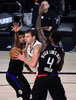 19-20NBAプレーオフ、ウエスタンカンファレンス準決勝、ロサンゼルス・クリッパーズ対デンバー・ナゲッツ。ダブルチームディフェンスを受けるデンバー・ナゲッツのニコラ・ヨキッチ（中央、2020年9月15日撮影）。(c)Douglas P. DeFelice/Getty Images/AFP