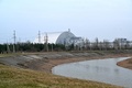 ウクライナのチョルノービリ原発4号機を覆うために設置されたシェルター（2021年4月13日撮影、資料写真）。(c)Sergei SUPINSKY / AFP 