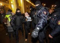 ロシア・サンクトペテルブルクで、反戦デモ参加者を拘束する警察官（2022年2月24日撮影）。(c)Sergei MIKHAILICHENKO / AFP