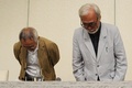都内で引退について記者会見する宮崎駿（Hayao Miyazaki）監督（右）と、会見に同席したスタジオジブリ（Studio Ghibli）の鈴木敏夫（Toshio Suzuki）プロデューサー（2013年9月6日撮影）。(c)AFP/TOSHIFUMI KITAMURA
