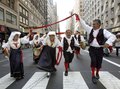 2007年10月8日、毎年恒例「コロンブス・デー（Columbus Day）」の日に、ニューヨークの五番街で開かれるパレードに参加する人々。(c)AFP/TIMOTHY A. CLARY