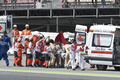 世界ロードレース選手権の第7戦カタルーニャGP、Moto2クラスのフリー走行2回目で転倒事故を起こしたSAGチームのペップ・サロム選手の治療を行う医療関係者（2016年6月3日撮影）。(c)AFP/JOSEP LAGO