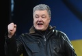 ウクライナのキエフでの抗議デモで演説する同国のペトロ・ポロシェンコ前大統領（2019年12月8日撮影）。(c)Sergei SUPINSKY / AFP