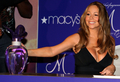 2007年10月23日、米ニューヨーク市内の百貨店メイシーズ（Macy’s）で開催された「マライア キャリー エム（M by Mariah Carey）」の発売記念イベントに登場した歌手のマライア・キャリー（Mariah Carey）。(c)AFP/Emmanuel DUNAND