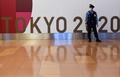 東京・羽田空港の到着ターミナルで、警備に当たる警察官（2021年7月8日撮影）。(c)Kazuhiro NOGI / AFP