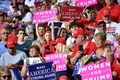 米ミシシッピ州サウスヘイブンで開かれた選挙集会に参加したドナルド・トランプ大統領の支持者ら（2018年10月2日撮影）。(c)AFP PHOTO / MANDEL NGAN