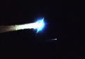 大気圏で燃え尽きる小惑星探査機「はやぶさ（Hayabusa）」（左）とはやぶさが分離したカプセル（右、2010年6月14日提供）。(c)AFP/NASA