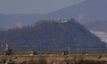 南北朝鮮を隔てる軍事境界線から近い韓国・坡州から見える両国軍の駐屯地（2019年2月16日撮影）。(c)Jung Yeon-je / AFP