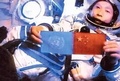 宇宙船で中国の国旗と国連の国旗を見せる中国の宇宙飛行士として初めて宇宙を飛んだ楊利偉氏（撮影日不明、提供写真）。(c)People’s Daily
