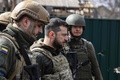 ウクライナ首都キーウ近郊のブチャを訪れたウォロディミル・ゼレンスキー大統領（中央、2022年4月4日撮影）。(c)RONALDO SCHEMIDT / AFP 