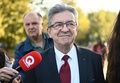 フランス・ボルドーで、自身の新著に関する討論会の会場に到着し、報道陣に囲まれるジャンリュック・メランション氏（2023年10月11日撮影）。(c)Christophe ARCHAMBAULT / AFP