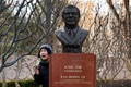 中国・北京市内の公園に設置された彫刻家の袁熙坤氏が制作したトーマス・バッハ国際オリンピック委員会（IOC）会長の胸像（2022年1月28日撮影）。(c)NOEL CELIS / AFP