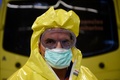 スペイン・ビゴの病院前に立つ医療従事者（2020年3月25日撮影、資料写真）。(c)MIGUEL RIOPA / AFP