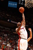 13-14NBA、マイアミ・ヒート（Miami Heat）対シャーロット・ボブキャッツ（Charlotte Bobcats）。リバウンドを取るマイアミ・ヒートのクリス・ボッシュ（Chris Bosh、2014年3月3日撮影）。(c)AFP/Getty Images/NBAE/Issac Baldizon 