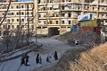 シリア・アレッポのバブ・ハディド地区で、政府軍が制圧した後に避難する住民たち（2016年12月7日撮影）。(c)AFP/GEORGE OURFALIAN