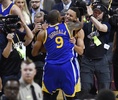 14-15NBAファイナル、クリーブランド・キャバリアーズ対ゴールデンステイト・ウォリアーズ。勝利を確信し、チームメートのアンドレ・イグダーラと一緒に喜ぶゴールデンステイト・ウォリアーズのステフェン・カリー（2015年6月16日撮影）。(c)AFP/TIMOTHY A. CLARY