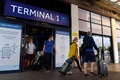 空港ターミナルから出るマスクを着けた乗客。英イングランド北西マンチェスターで（2020年7月27日撮影、資料写真）。(c)Anthony Devlin / AFP