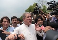パキスタンの首都イスラマバードで、ナワズ・シャリフ首相の議員資格を剥奪するとの最高裁の判断を受け、裁判所を後にするの指導者（2017年7月28日撮影）。(c)AFP/AAMIR QURESHI