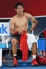 全豪オープンテニス、男子シングルス4回戦。シャツを交換する錦織圭（2017年1月22日撮影）。(c)AFP/SAEED KHAN