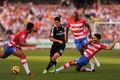 14-15スペイン1部リーグ第10節、グラナダ（Granada CF）対レアル・マドリード（Real Madrid）。グラナダの選手に囲まれるレアル・マドリードのハメス・ロドリゲス（James Rodriguez、中央、2014年11月1日撮影）。(c)AFP/JORGE GUERRERO