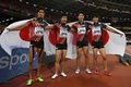 第16回世界陸上ロンドン大会、男子4×100メートル決勝。銅メダル獲得を喜ぶ日本の（右から）多田修平、飯塚翔太、桐生祥秀、藤光謙司（2017年8月12日撮影）。(c)AFP/Kirill KUDRYAVTSEV
