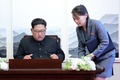 北朝鮮と韓国の軍事境界線上にある板門店の「平和の家」で文書に署名する北朝鮮の金正恩氏（左）と、妹の与正氏（2018年4月27日撮影、資料写真）。(c)Korea Summit Press Pool / AFP