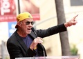 ハリウッドの殿堂入りを果たしたレッド・ホット・チリ・ペッパーズのチャド・スミス（2022年3月31日撮影）。(c)Michael Tran / AFP