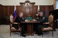 ロシア・モスクワで協議するウラジーミル・プーチン大統領（左）とセルゲイ・ショイグ国防相（2022年7月4日撮影）。(c)Mikhail Klimentyev / SPUTNIK / AFP