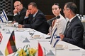 都内で先進7か国（G7）の大使らと面会した元人質のイスラエル人女性ノア・アルガマニさん（右から2人目、2024年8月21日撮影）。(c) Richard A. Brooks / AFP