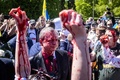 ポーランド・ワルシャワの旧ソ連兵墓地で赤い液体を掛けられたセルゲイ・アンドレーエフ駐ポーランド・ロシア大使（2022年5月9日撮影）。(c)Wojtek RADWANSKI / AFP