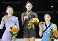 台湾・台北（Taipei）で20日、フィギュアスケート四大陸選手権（ISU Four Continents Figure Skating Championships 2011）の女子シングル・フリースケーティング（FS）が行われ、SP1位の安藤美姫（Miki Ando、中央）が合計201.34点で優勝した。2位は浅田真央（Mao Asada、左）、3位は米国の長洲未来（Mirai Nagasu、右）、鈴木明子（Akiko Suzuki）は7位だった（2011年2月20日撮影）。(c)AFP/Sam YEH