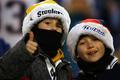 スタンドからペイトリオッツとスティーラーズを応援する子供たち。(c)AFP/Getty Images Jim Rogash
