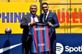 スペイン1部リーグのFCバルセロナに加入し、セレモニーでジョアン・ラポルタ会長（左）とポーズをとるラフィーニャ（2022年7月15日撮影）。(c)Pau BARRENA / AFP