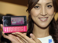 都内で発表されたPHS通信会社ウィルコム（Willcom）の新製品、スマートフォン「WILLCOM 03」（2008年5月26日撮影）。(c)AFP/TOSHIFUMI KITAMURA