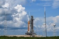 米フロリダ州ケネディ宇宙センターで、発射台に設置された無人月探査ロケット（2022年9月1日撮影）。(c)CHANDAN KHANNA / AFP