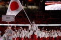 国立競技場で開催された東京五輪の開会式で、旗手の八村塁（中央）を先頭に入場する日本選手団（2021年7月23日撮影）。(c)Odd ANDERSEN / AFP