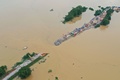 洪水により決壊した堤防。中国・江西省九江にて（2020年7月13日撮影）。(c)STR / AFP