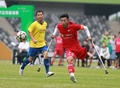 中国の広東省で行われた試合でボールを追いかける何憶義（2017年11月12日撮影）。(c)AFP