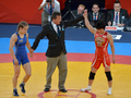 ロンドン五輪は8日、エクセル（ExCeL London）でレスリング・フリースタイル女子48キロ級決勝が行われ、小原日登美（Hitomi Obara）はアゼルバイジャンのマリア・スタドニク（Mariya Stadnyk）を下し、金メダルを獲得した。

審判から勝ち名乗りを受ける小原日登美（2012年8月8日撮影）。(c)AFP/KHALED DESOUKI