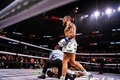 ボクシング、クルーザー級8回戦。タイロン・ウッドリー（下）をKOしたジェイク・ポール（右、2021年12月18日撮影）。(c)CHANDAN KHANNA / AFP